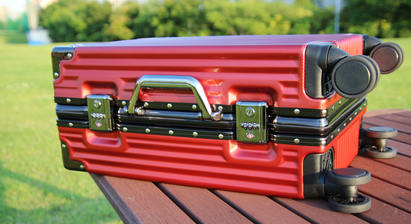 【持つだけで映える♡】旅先でも写真映えするC.jutroスーツケース活用術