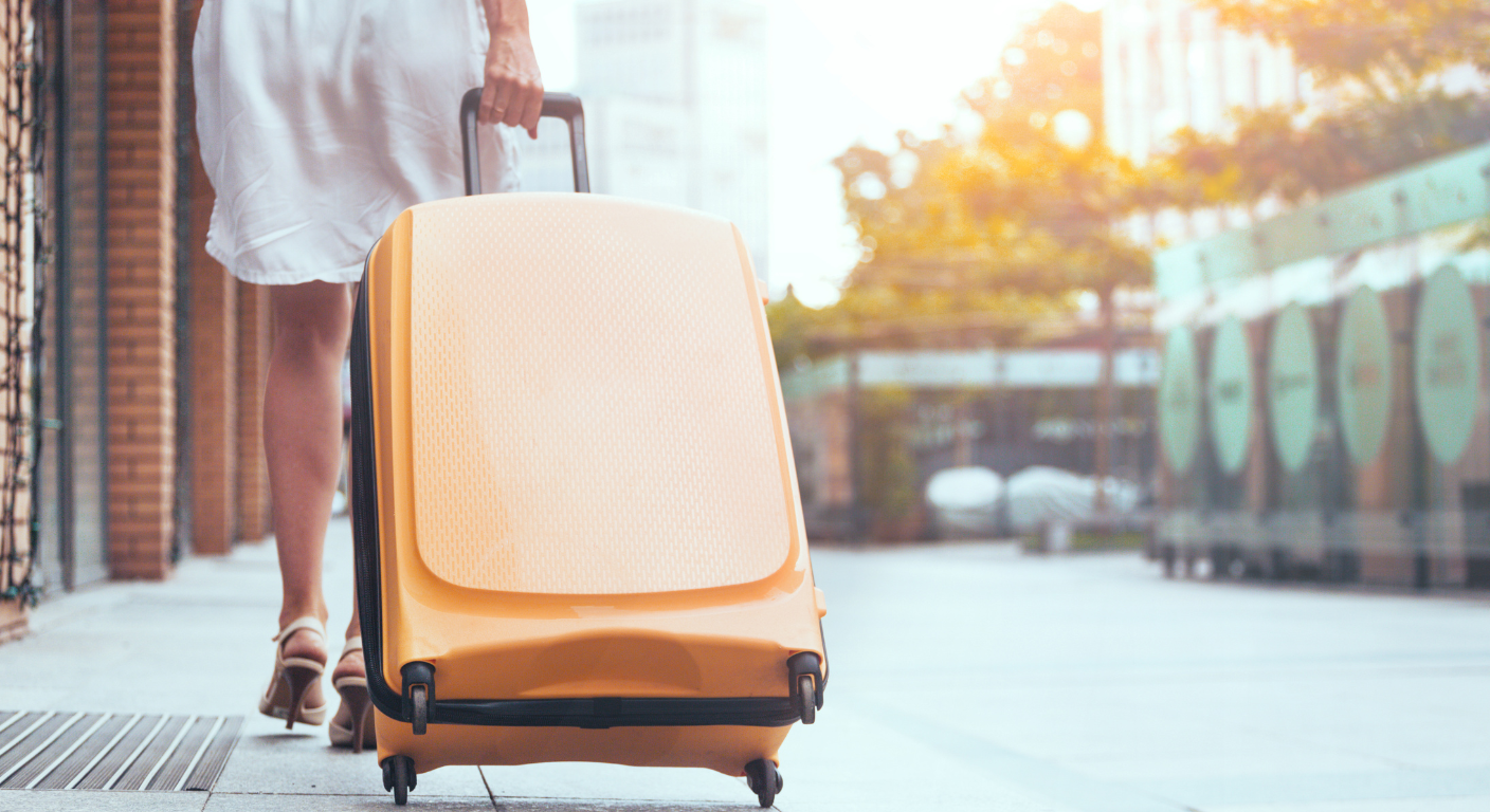 軽くて丈夫!旅行好きが選ぶ人気スーツケースの特徴とは?