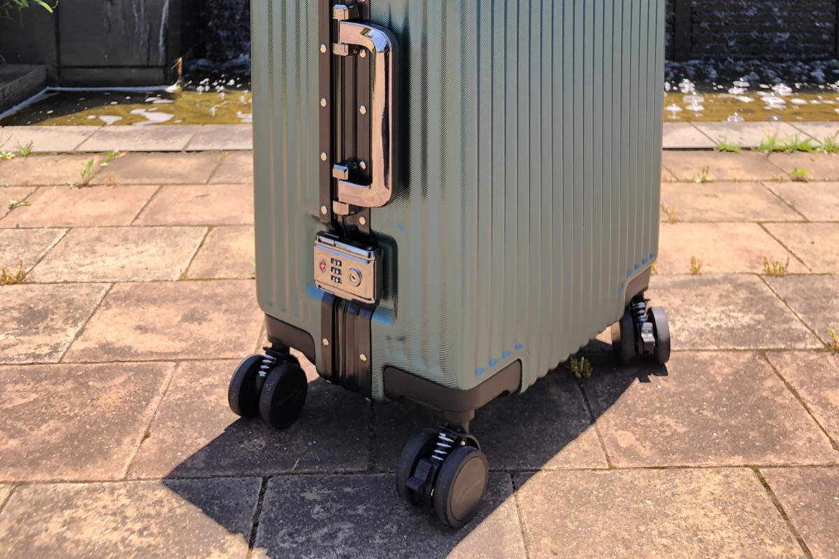 旅行に最適なキャスターロック機能付きスーツケースの選び方